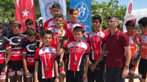 Kazım Karabekir Ortaokulu Bisiklet takımı sporcuları, Türkiye Şampiyonasına damga vurdu.