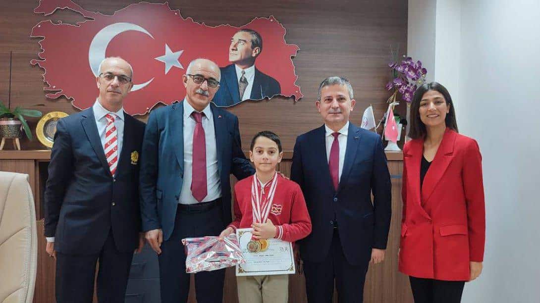 Wushu Türkiye Şampiyonu Öğrencimiz İlçe Milli Eğitim Müdürümüzü Ziyaret Etti.